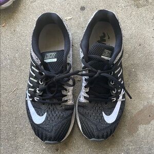 Nike zoom elite 8 Black and White Athletic Sneakers